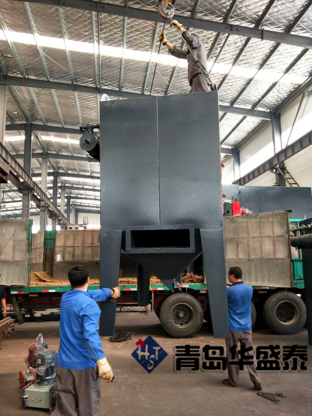 發往陜西榆林6910軌道通過式拋丸機發貨現場