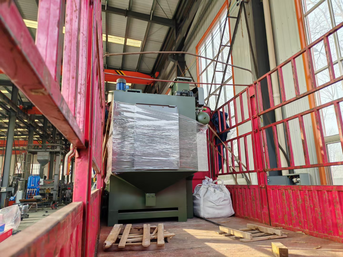 連續(xù)履帶通過(guò)式拋丸清理機(jī)_履帶式拋丸清理機(jī)工作原理_履帶式拋丸機(jī)視頻